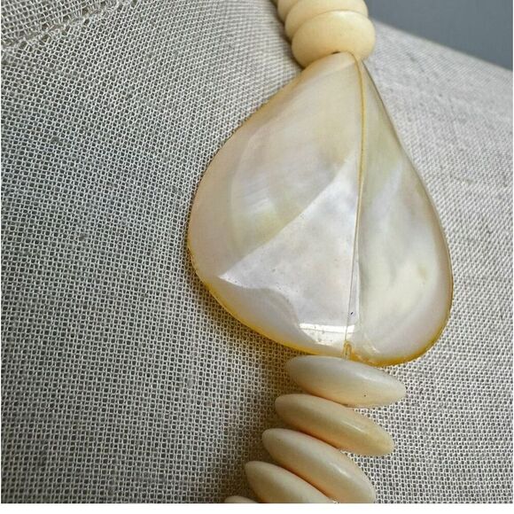 Mother of pearl bone beaded necklace - Picture 5 of 8